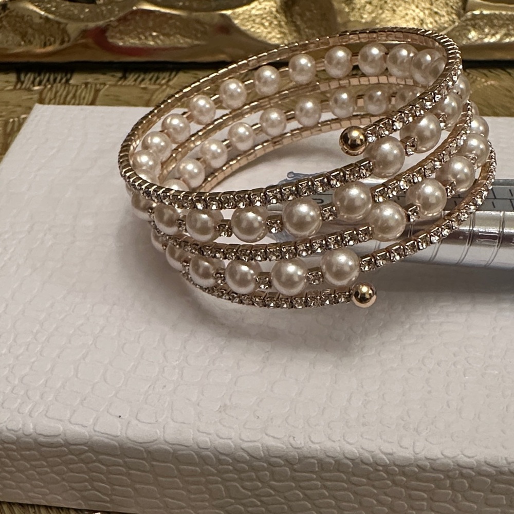 Elegant Pearl and Gold Bracelet